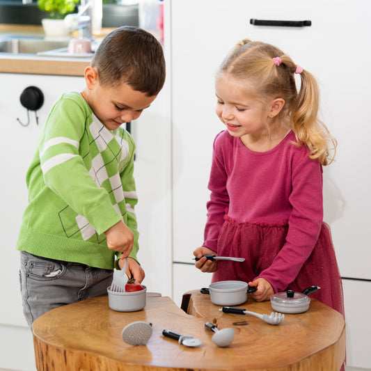 Pots and kitchen accessories, 9 pieces