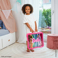 Bild in Galerie-Betrachter laden, Vitrinenkoffer für 4 Barbies mit leuchtendem Barbie Logo
